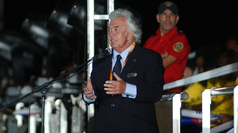 Danilo Carrera habla durante la inauguración de los Juegos Suramericanos de Playa en Manta, el 2 de diciembre de 2011.