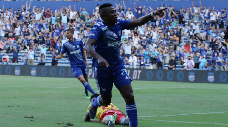 Bryan Carabalí festeja su gol en la victoria de Emelec sobre Aucas, el 24 de abril de 2022.