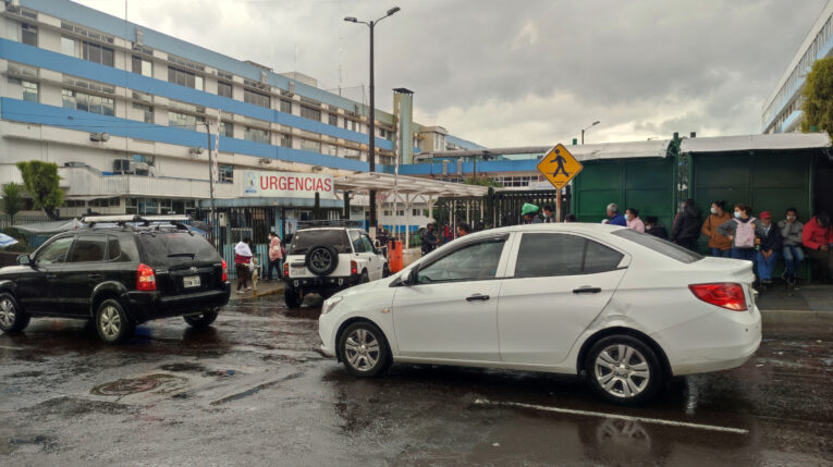 Vista del hospital Carlos Andrade Marín, el 10 de enero de 2023. Pacientes aseguran que el hospital ni cuenta con medicinas suficientes.