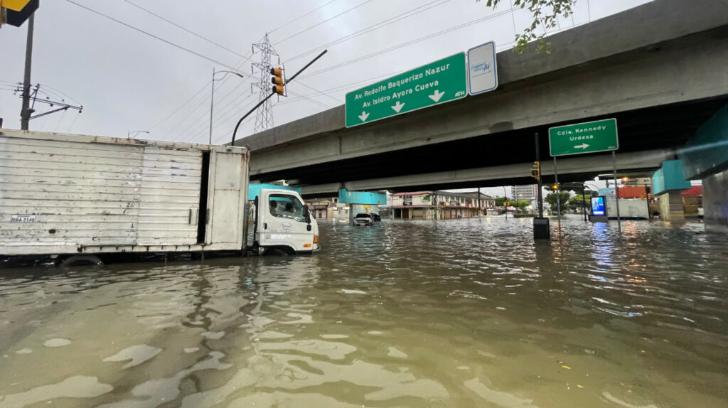 Inundaciones En Guayaquil Avenidas Est N Bajo El Agua