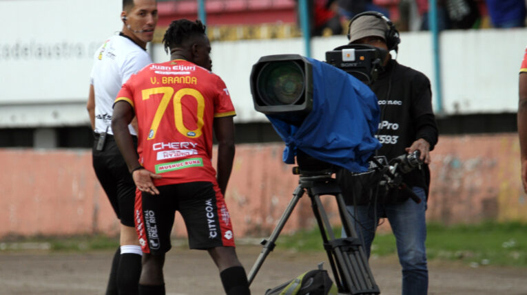 Vilinton Branda festeja un gol del Deportivo Cuenca frente a Emelec gritándole a la cámara de GolTV, el 18 de junio de 2023.