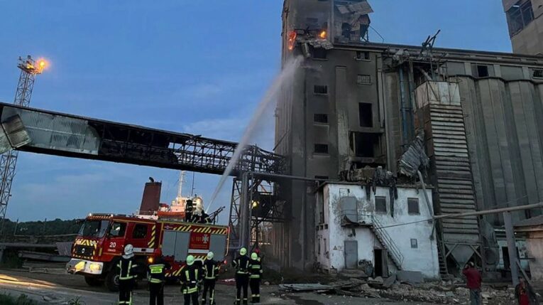 Bomberos rusos pagan el fuego luego de un ataque de drones de Ucrania en Odesa.