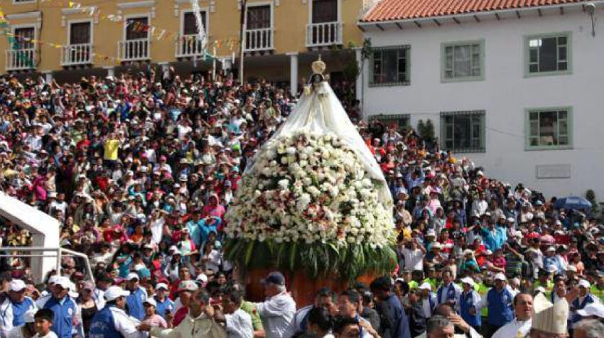 Miles De Cat Licos Participar N En Romer A De La Virgen Del Cisne