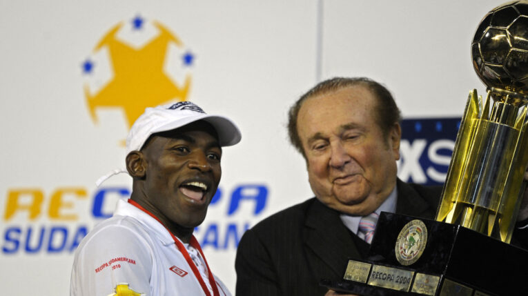 Neicer Reasco recibe el trofeo de manos del presidente de la Conmebol, Nicolás Leoz, después de ganar la final de la Recopa Sudamericana 2010.