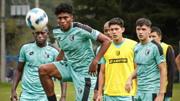 Jugadores del Cumbayá FC, durante un entrenamiento, el 6 de marzo de 2024.