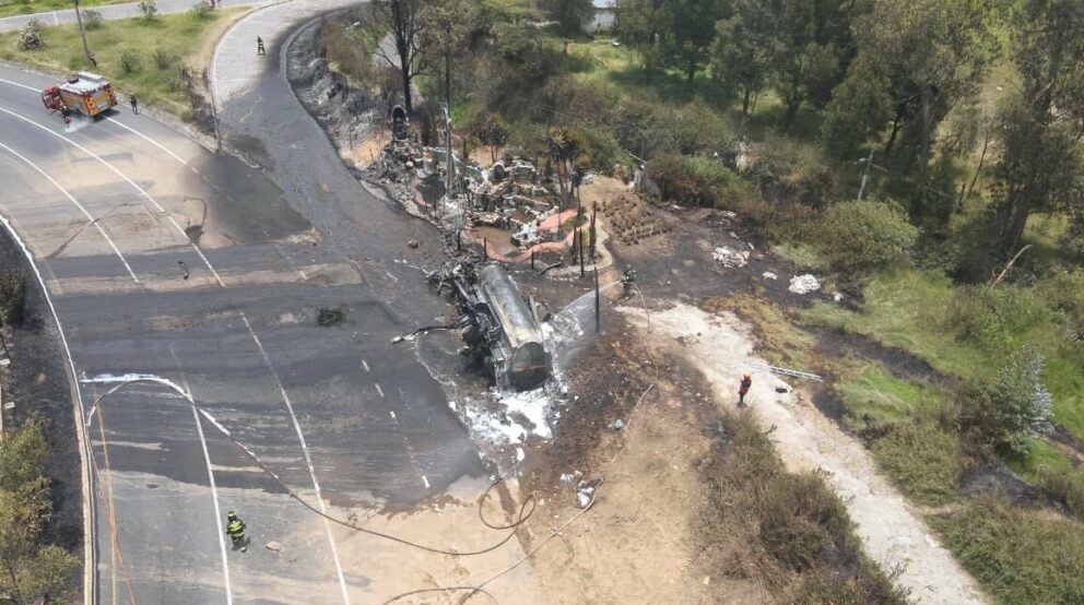 Un tanquero con 8 000 galones de combustible se incendió en la av