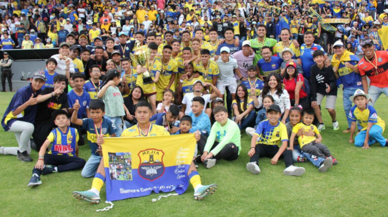 El plantel del Club Deportivo Patrón Mejía celebra el título del ascenso de Pichincha.