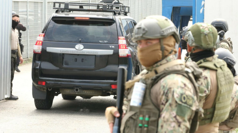 Llegada del exvicepresidente Jorge Glas a la cárcel La Roca, el 6 de abril de 2024, tras haber sido detenido un día antes en la Embajada de México, en Quito.