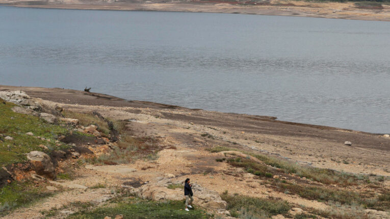 Con extensas playas formadas por la falta de agua se observa el 11 de abril el embalse San Rafael, ubicado en el municipio de La Calera, en Colombia.