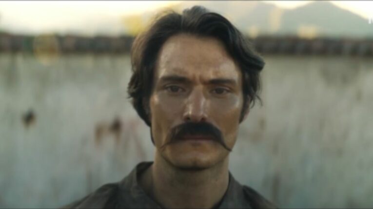 Escena del coronel Aureliano Buendía en el pelotón de fusilamiento, en la serie de Cien Años de Soledad, de Netflix.