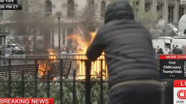 Momento en el que un hombre se prendió fuego afuera de la Corte de Nueva York, donde se juzga al expresidente de Estados Unidos, Donald Trump, el 19 de abril de 2024.