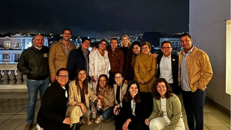 Daniel Noboa, y parte de su equipo de trabajo en el Palacio de Carondelet
