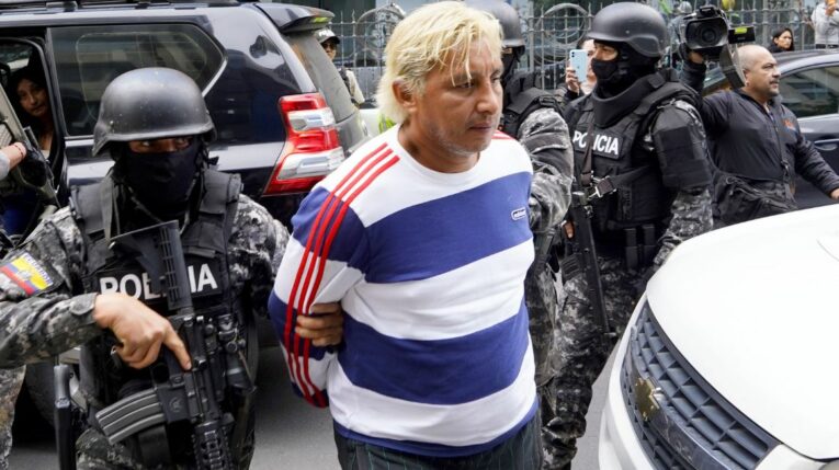 Fabricio Colón Pico llega a la unidad de Flagrancia, en Quito, el 22 de abril de 2024, tras ser recapturado.