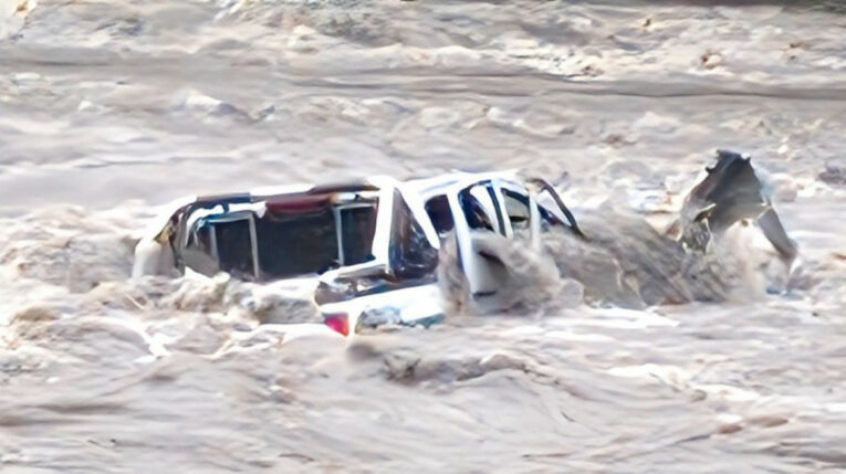 Emergencia en Morona: Camioneta con pasajeros se hunde tras colapso del puente en Sucúa
