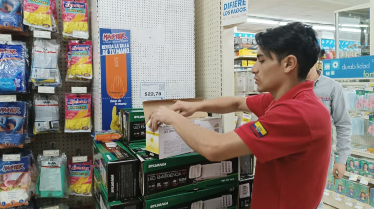 Un trabajador de una cadena de ferreterías en Quito, abril de 2024.