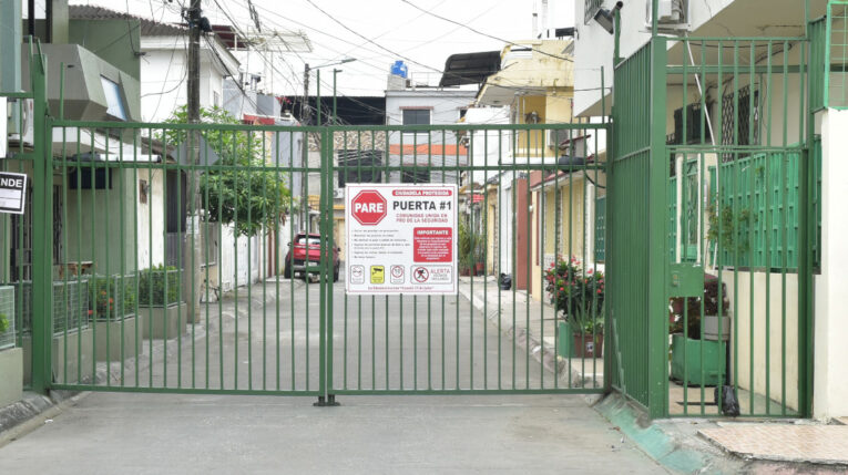 Guayaquileños tienen tres meses para regularizar las rejas en sus barrios