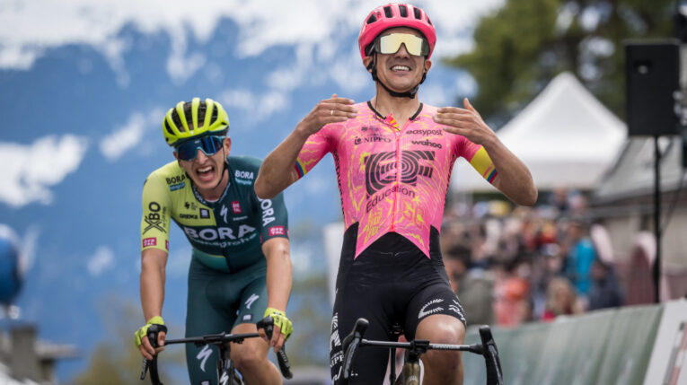 Richard Carapaz festeja la victoria en la Etapa 4 del Tour de Romandía, el 27 de abril de 2024.