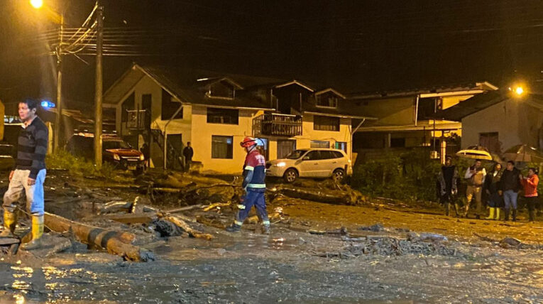 Vecinos del sector de San Francisco de Borja, en Napo, ayudan con la limpieza tras el desbordamiento de una quebrada, el 27 de abril de 2024.