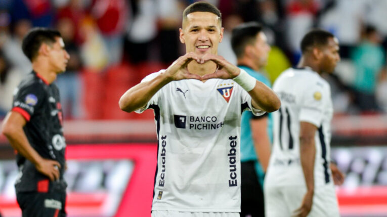 El delantero de Liga de Quito, Álex Arce, festeja el gol que le marcó a Técnico Universitario, el 27 de abril de 2024.