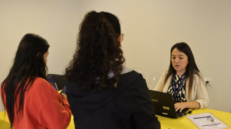 Una funcionaria del Biess explica los productos del banco a dos trabajadoras de la empresa Equinox, 30 de abril de 2024.