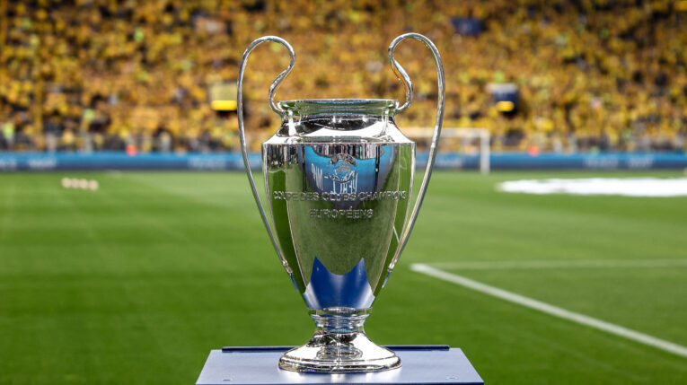 Trofeo de la Champions League en la primera semifinal entre el Borussia Dortmund y Paris Saint-Germain (PSG), 1 de mayo de 2024.