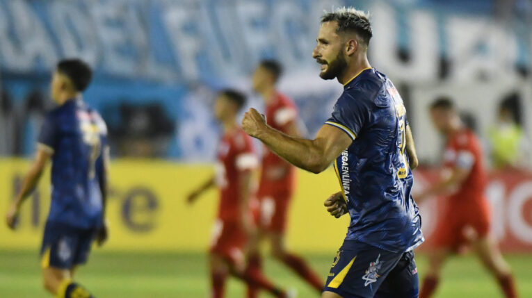 Juan Elordi de Delfín celebra un gol ante Belgrano por la Copa Sudamericana, el 11 de abril de 2024.