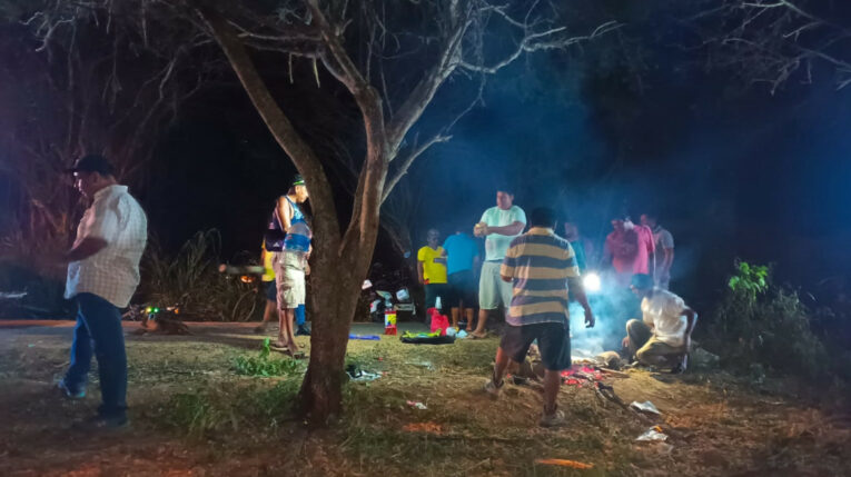 Habitantes de Olón, en Santa Elena, vigilan el estero Oloncito, la noche del 7 de mayo de 2024.