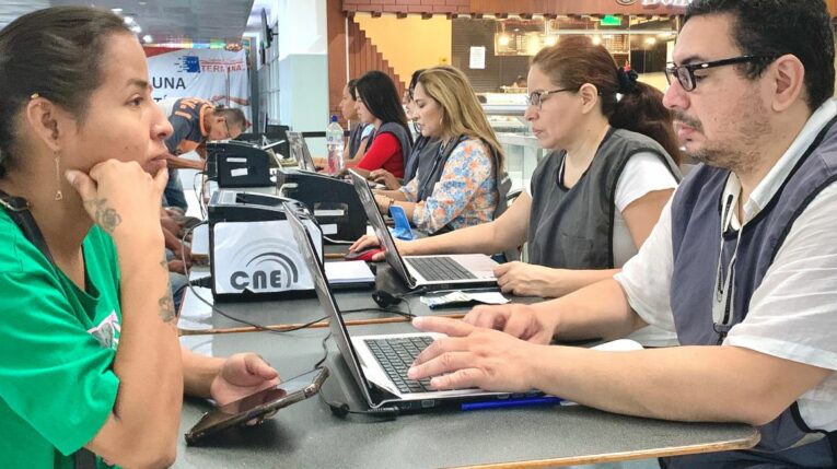 Personal del CNE realiza cambios de domicilio para las elecciones presidenciales de 2025, en Guayas.