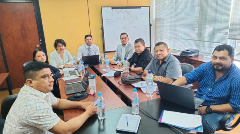 Reunión entre Cetra Celec y la empresa pública Celec sobre revisión del tercer contrato colectivo, en mayo de 2023. Imagen referencial.