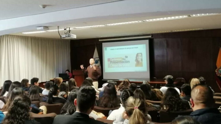 Taller de empleabilidad en la PUCE, como parte de la Jornada Nacional de Empleabilidad.