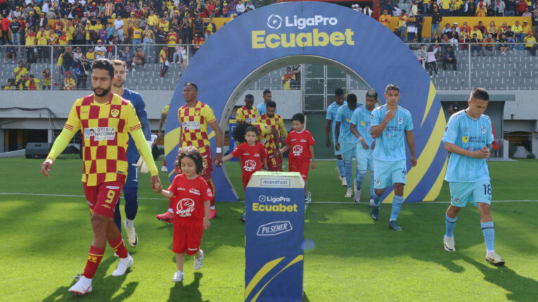 Jugadores de Aucas y Universidad Católica en el partido de la Fecha 13, 19 de mayo de 2024.