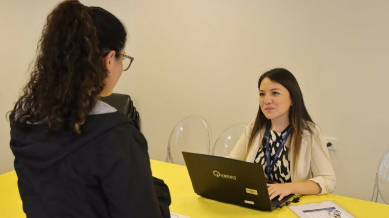 Una asesora del Biess brinda información sobre créditos a una trabajadora de una empresa privada, 30 de abril de 2024. Imagen referencial.