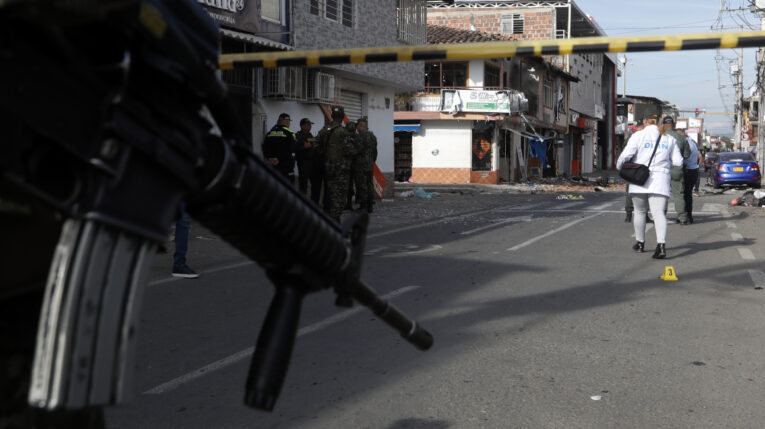 Militares custodian el lugar donde explotó un artefacto este lunes en Jamundí, 20 de mayo de 2024.