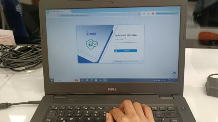 Imagen referencial de una persona ingresando al nuevo sistema para afiliados del IESS.