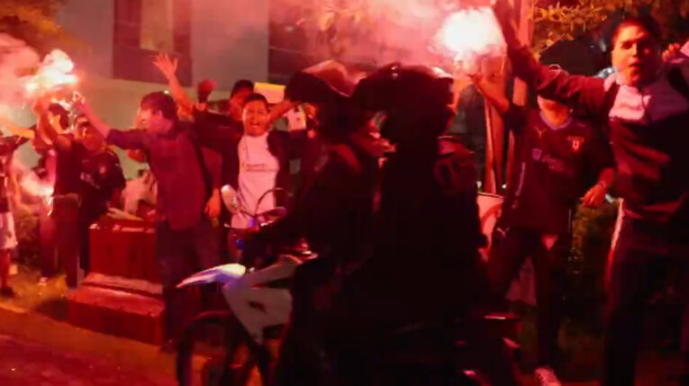 Decenas de hinchas de Liga de Quito recibieron a los jugadores en Guayaquil, previo al duelo ante Barcelona SC, este 21 de mayo de 2024.