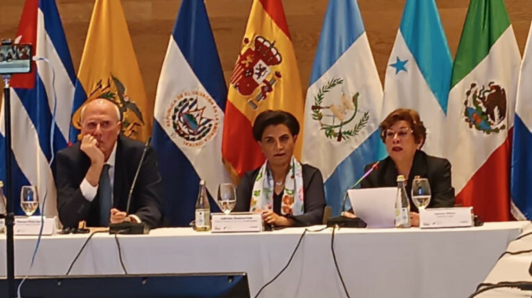 Ministra de Trabajo, Ivonne Núñez, junto a la canciller, Gabriela Sommerfeld, en la V Conferencia Iberoamericana Ministerial de Trabajo, celebrada el 22 de mayo de 2024, en Quito.