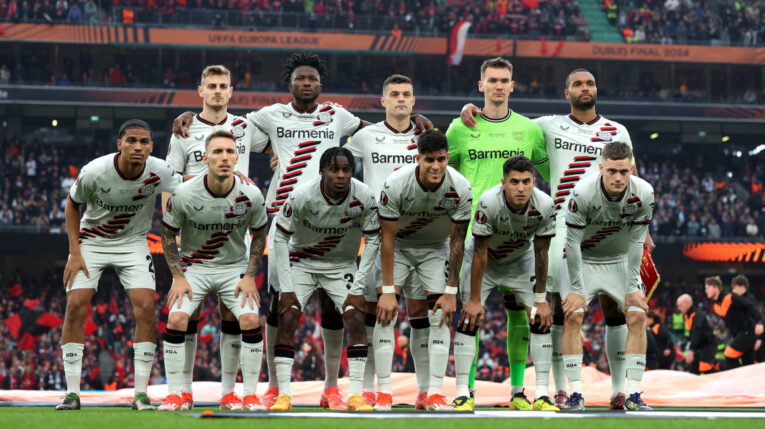 El once inicial del Bayer Leverkusen posa previo a la final de Europa League ante el Atalanta, este 22 de mayo de 2024.