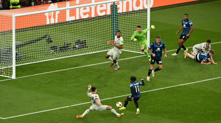 Ademola Lookman, del Atalanta, convierte ante el Leverkusen en la final de Europa League este 22 de mayo de 2024.