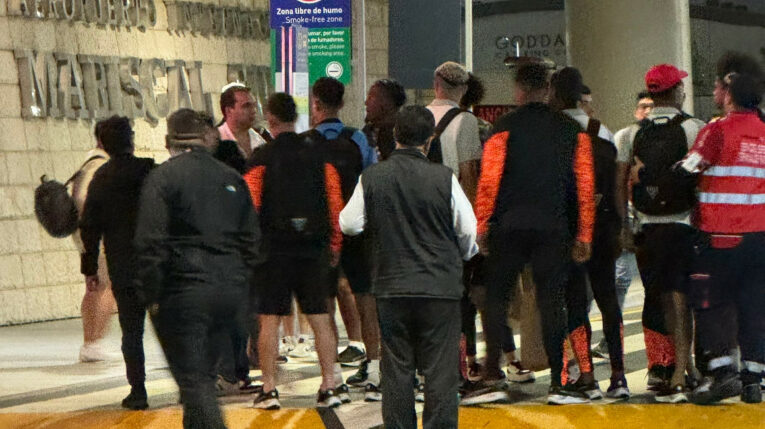 Hinchas reciben a jugadores de Liga de Quito con insultos en el Aeropuerto Mariscal Sucre, el 23 de mayo de 2024.
