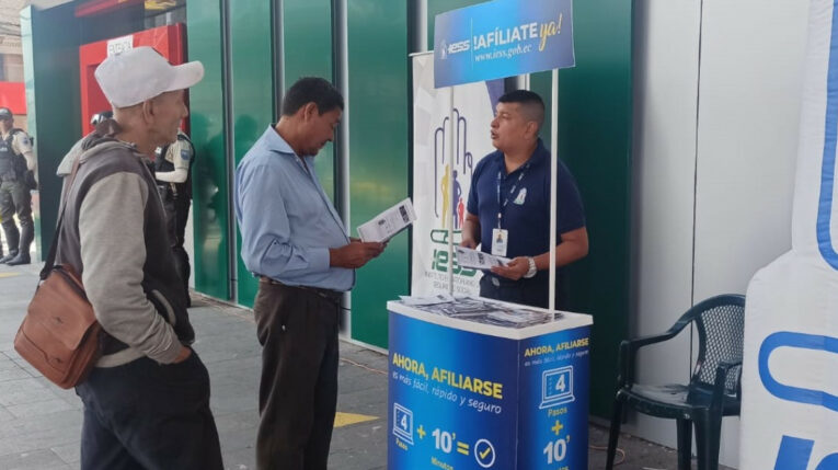 Imagen referencial de un funcionario del IESS ofreciendo información sobre afiliación a ciudadanos en Santo Domingo de los Tsáchilas.