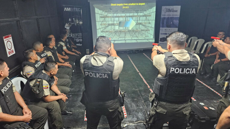 Al menos 600 policías del Distrito Nueva Prosperina, en el noroeste de Guayaquil, se capacitan en el uso de arma, el 24 de mayo de 2024.