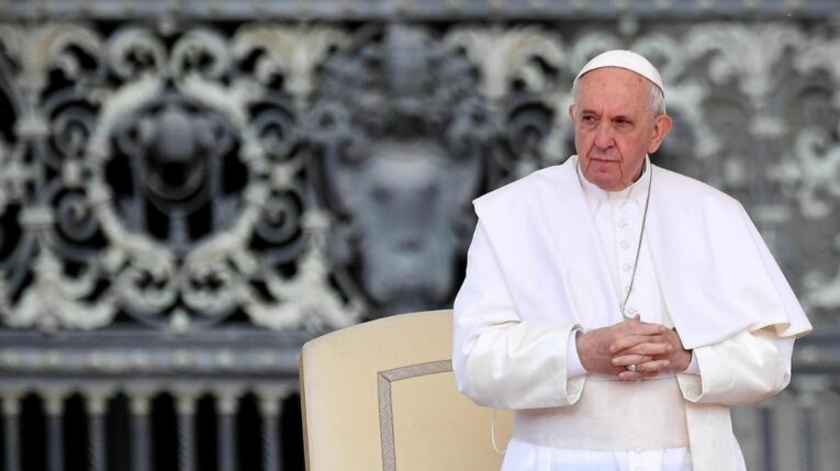 El papa Francisco preside la audiencia general en la plaza de San Pedro en el Vaticano, el 21 de abril de 2024.