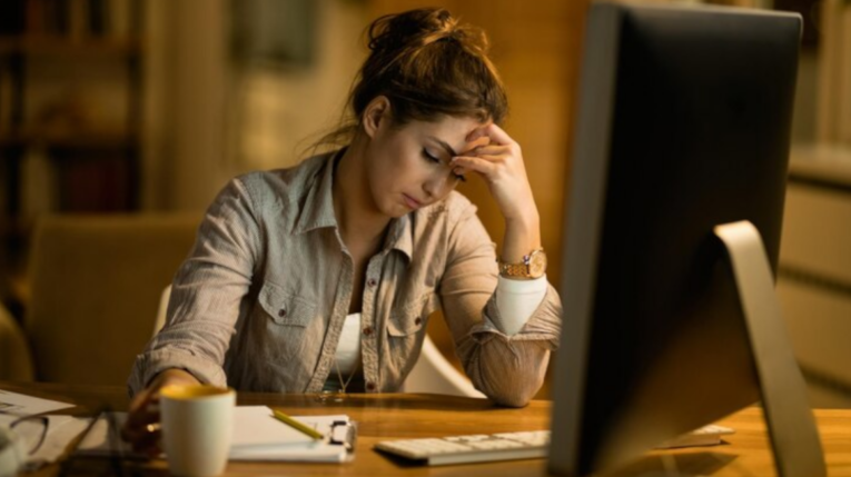 Imagen referencial de una persona que sufre de 'burnout' o agotamiento laboral.