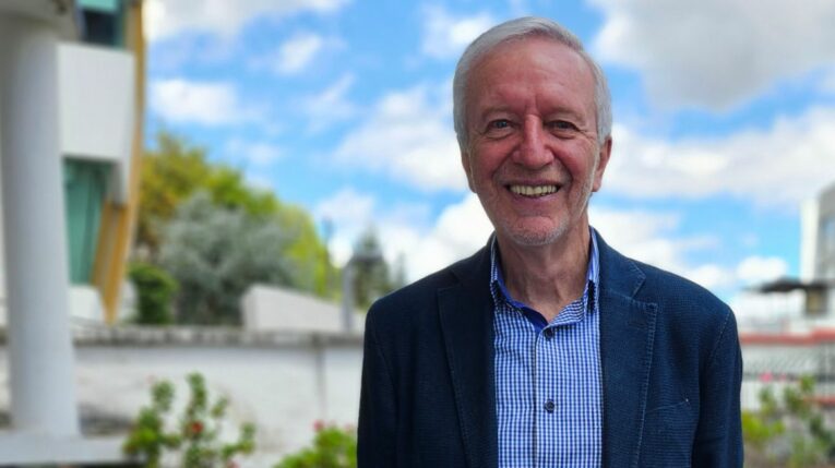 El escritor y periodista Francisco 'Pájaro' Febres Cordero presenta su nuevo libro 'Hablagente'.