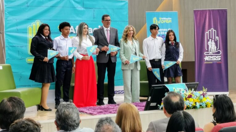 Eduardo Peña (centro), presidente del Consejo Directivo del IESS, en la presentación en Guayaquil del plan de Afiliación Joven, este jueves 30 de mayo de 2024.