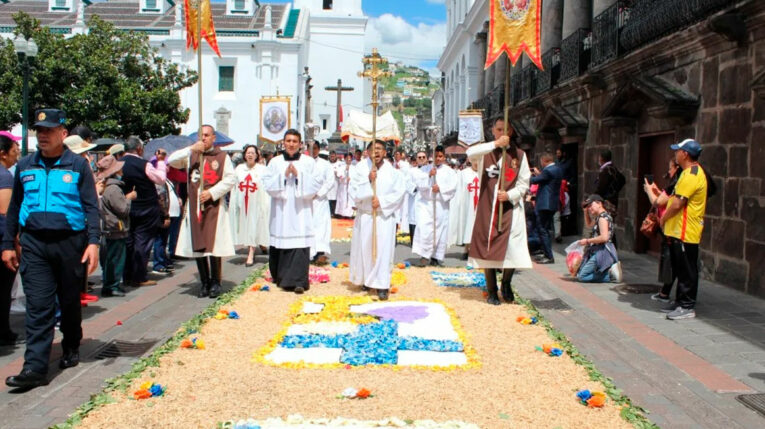 ¿Qué es el Corpus Christi? En Quito habrá calles con flores y procesiones en Daule y Guayaquil