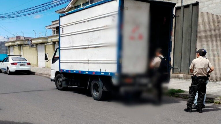 Quito: Hombre que tenía boleta de captura estaba oculto en un camión