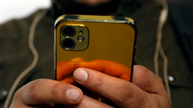 Imagen referencial de un celular.