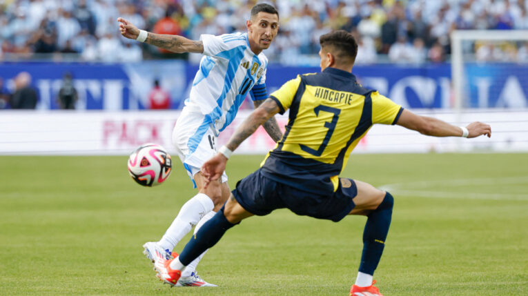 Ángel Di María y Piero Hicapié durante el partido amistoso de Argentina y Ecuador, el 9 de junio de 2024.