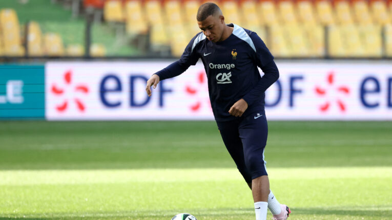 Kylian Mbappé durante el entrenamiento de la selección de Francia del 4 de junio de 2024.
